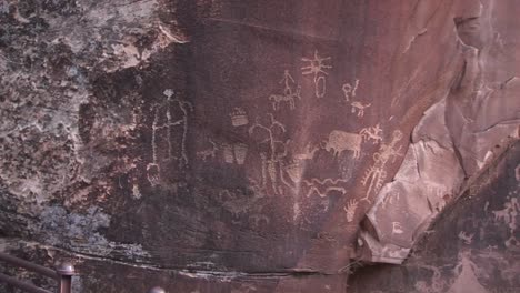Alte-Petroglyphen-Zieren-Einen-Felsvorsprung-Im-Amerikanischen-Westen