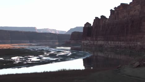 Mittlere-Aufnahme-Des-Colorado-Flusses-In-Utah
