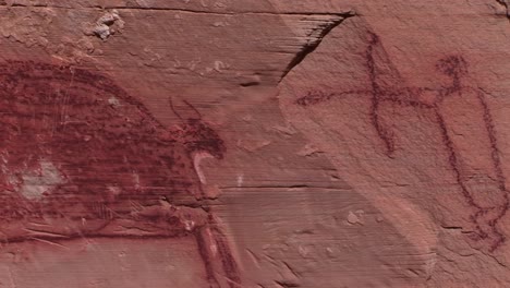 Ein-Langsamer-Schwenk-über-Mysteriöse-Petroglyphen-In-Der-Südwestlichen-Wüste-Der-USA,-Der-Zeigt,-Wie-Frühe-Menschen-Mit-Pfeil-Und-Bogen-Tötet-Oder-Jagt
