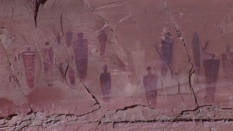 Un-Acercamiento-Lento-A-Petroglifos-Gigantes-Antiguos-Y-Misteriosos-En-El-Parque-Nacional-Canyonlands-Utah