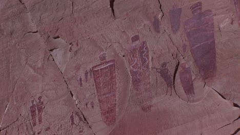 Zoomen-Sie-Auf-Eine-Wüstenklippe-Mit-Indianischen-Petroglyphen