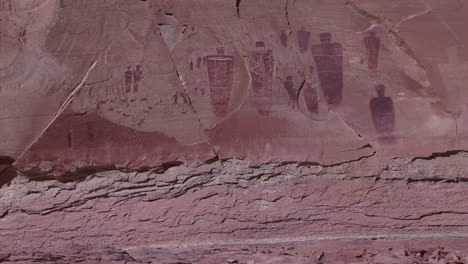 Panup-De-Notables-Petroglifos-De-Los-Indios-Americanos-En-Un-Acantilado-Del-Desierto
