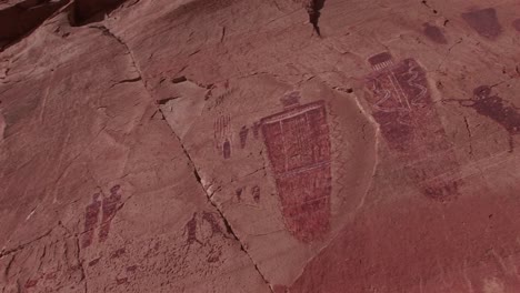 Primer-Plano-De-Petroglifos-De-Los-Indios-Americanos-En-Una-Pared-Del-Cañón